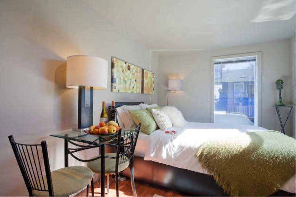 Fisherman'S Wharf Bed & Breakfast Виктория Екстериор снимка